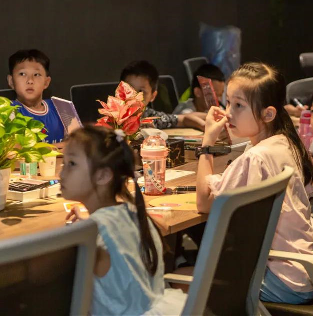 这里来了一群小小珠宝设计师...
